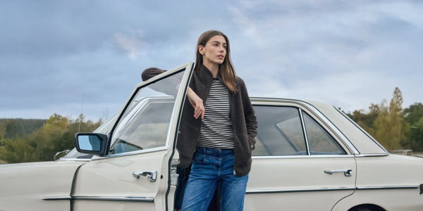 PŘÍLIŠ TMAVÝ OUTFIT – chybí kontrast a lehkost