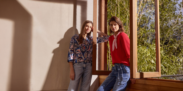 DENIM & VÝRAZNÝ TOP – kontrast, který funguje