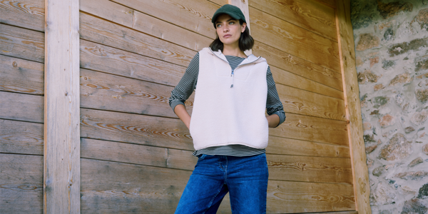 VESTA A PRUHOVANÉ TRIČKO – pracovní casual, který má styl